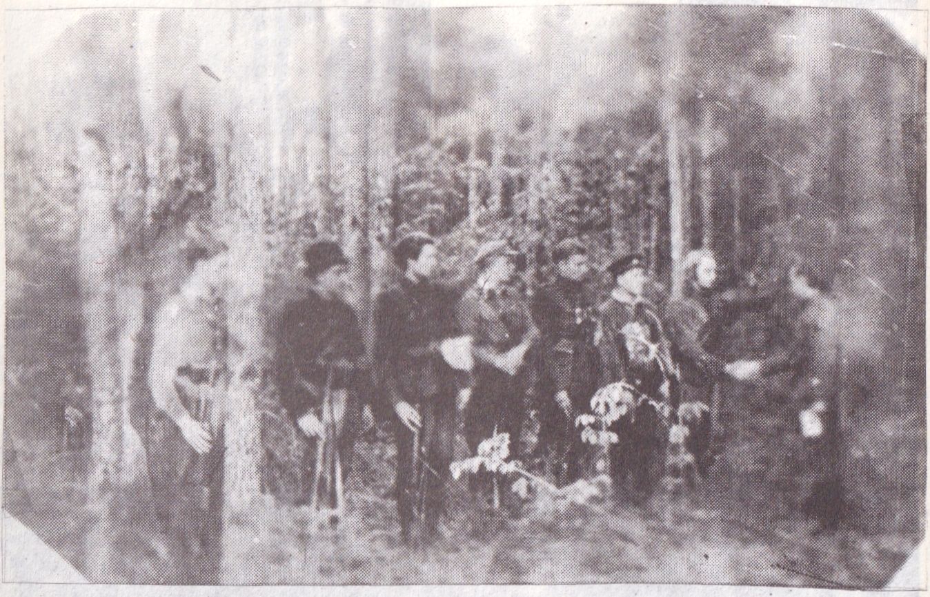 Iš kairės: 1) Antanas Kvedaras, 2) Vytas Baranauskas, 3) Juozas Dzikas, 4) Vytautas Ulickas, 5) Alfonsas Urbonas, 6) Juška, 7) Vytautas Meškuotis. Įsakymą skaito Juozas Paliūnas,