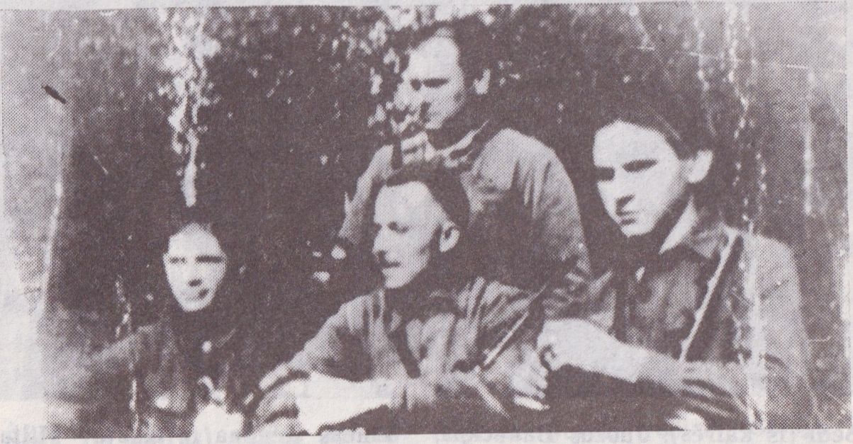 Iš kairės: Bronius Baneckas, Petras Gerdvila, Stasys Gėgžna. Stovi Petras Pabrinkis.