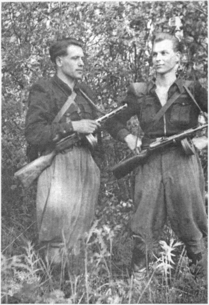 Vyties kuopos partizanai (iš kairės į dešinę) Albinas Dručkus-Sūnus ir Juozas Streikus-Stumbras