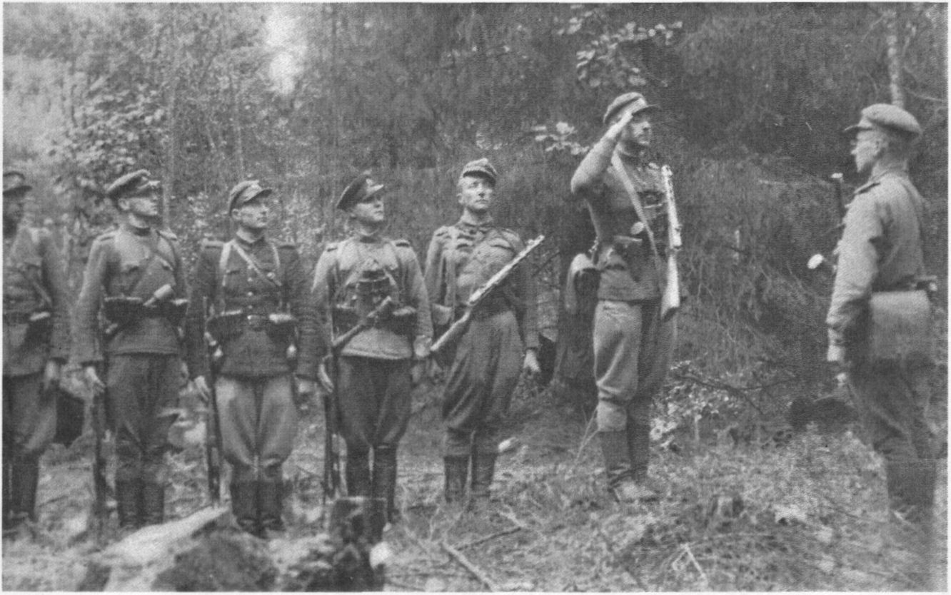 Erškėčio kuopos partizanų rikiuotė. Iš kairės į dešinę: Kazys Bubulis-Algimantas, Pranas Račinskas-Drugelis, Antanas Burauskas-Kadagys, Petras Cicėnas-Žalgiris, Jonas Čičelis-Leopardas, Antanas Skunčikas-Kaltas (raportuoja), kuopos vadas Kazys Kaladinskas-Erškėtis (priima raportą)