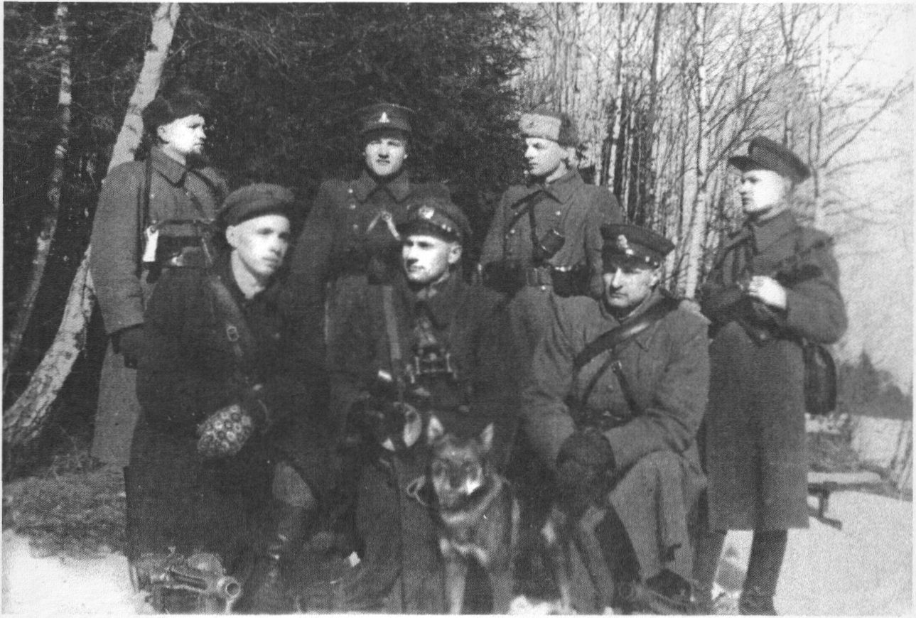 Laisvės būrio partizanai. Pirmoje eilėje: Vytautas Rusakevičius-Tigras, Jonas Dūdėnas- Vynas, Petras Pošius-Gediminas. Antroje eilėje: Adolfas Dumbrava-Aidas, Edvardas Juodvalkis-Aras, Vytautas Miškinis- Viesulas, Povilas Lukošiūnas-Žilvytis. 1950-1951 m. žiema