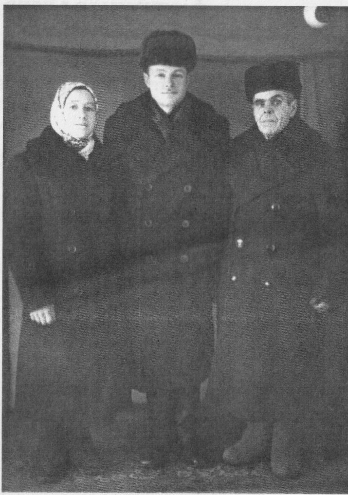 Partizanas Vytautas Miškinis- Viesulas su motina Uršule ir tėvu Kazimieru Krasnojarsko srityje (1958-1959 m.)