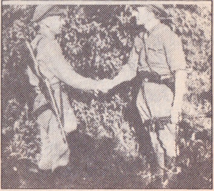 Vyties vadas Danielius Vaitelis “Briedis” (iš kairės) sveikinasi su būrio vadu Antanu Žiliu “Žaibu”