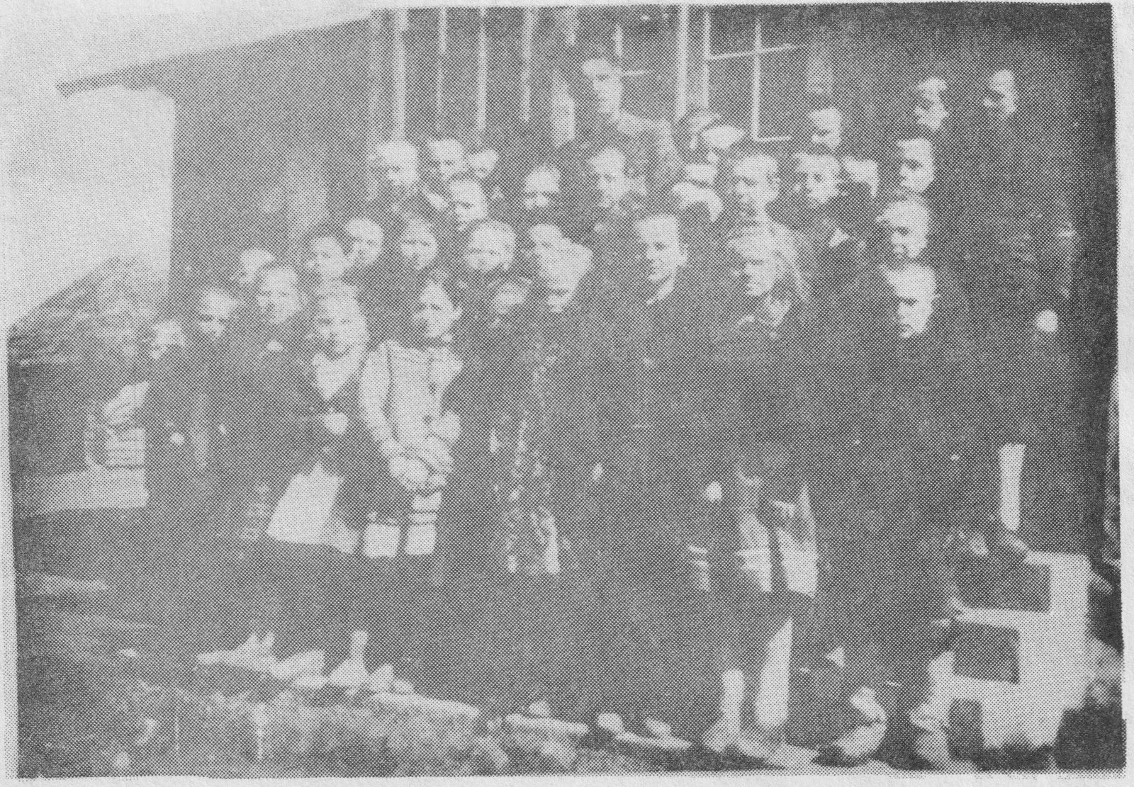 J.Satkevičius Dapkūniškyje su mokiniais apie 1945 metus.