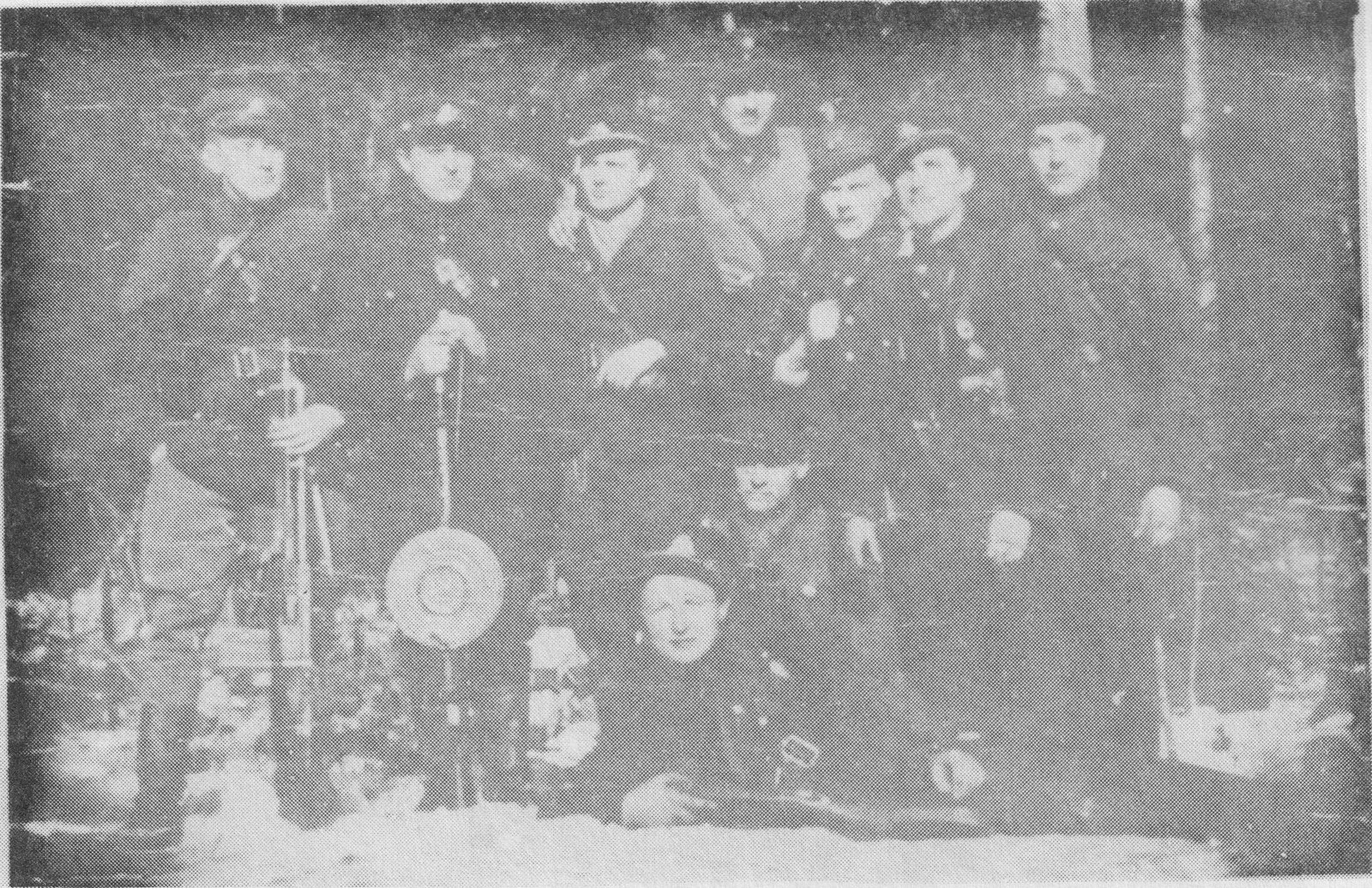 Stovi iš kairės: J.Žigelis, J.Lasys (Girėnas), S.Mikelevičius, S.Matelionis, V.Ivaškevičius, S.Satkevičius, ? Bidlauskas (Darius). Guli: V.Petronis(Klajūnas), S.Sabaliauskas.