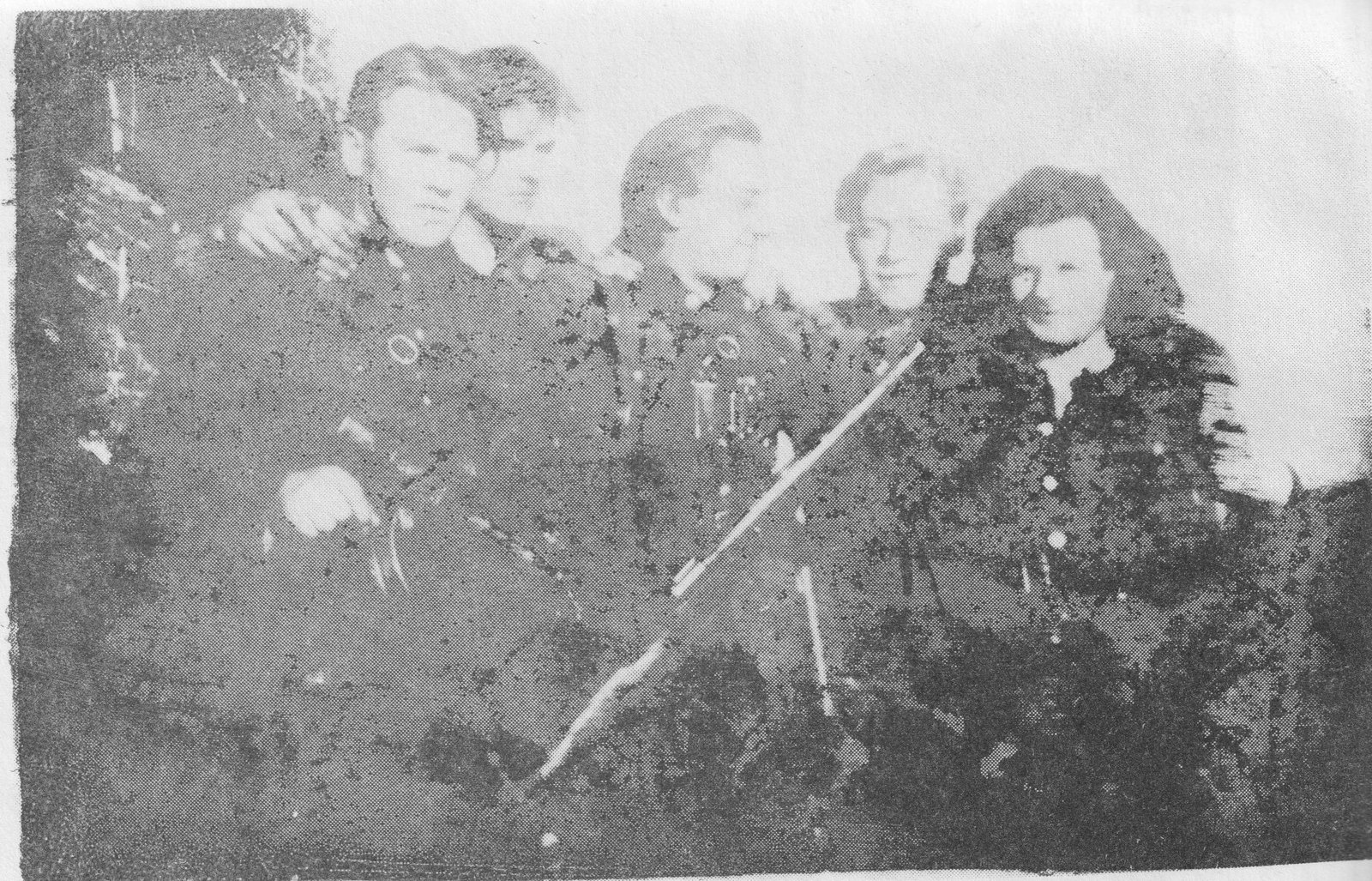 Iš kairės: nežinomas (Karvelis?),J.Juočepys, J.Šutinys (Paleckis),nežinomas (Zeumeris?), nežinomas (Valteris?) - skiemonietis.