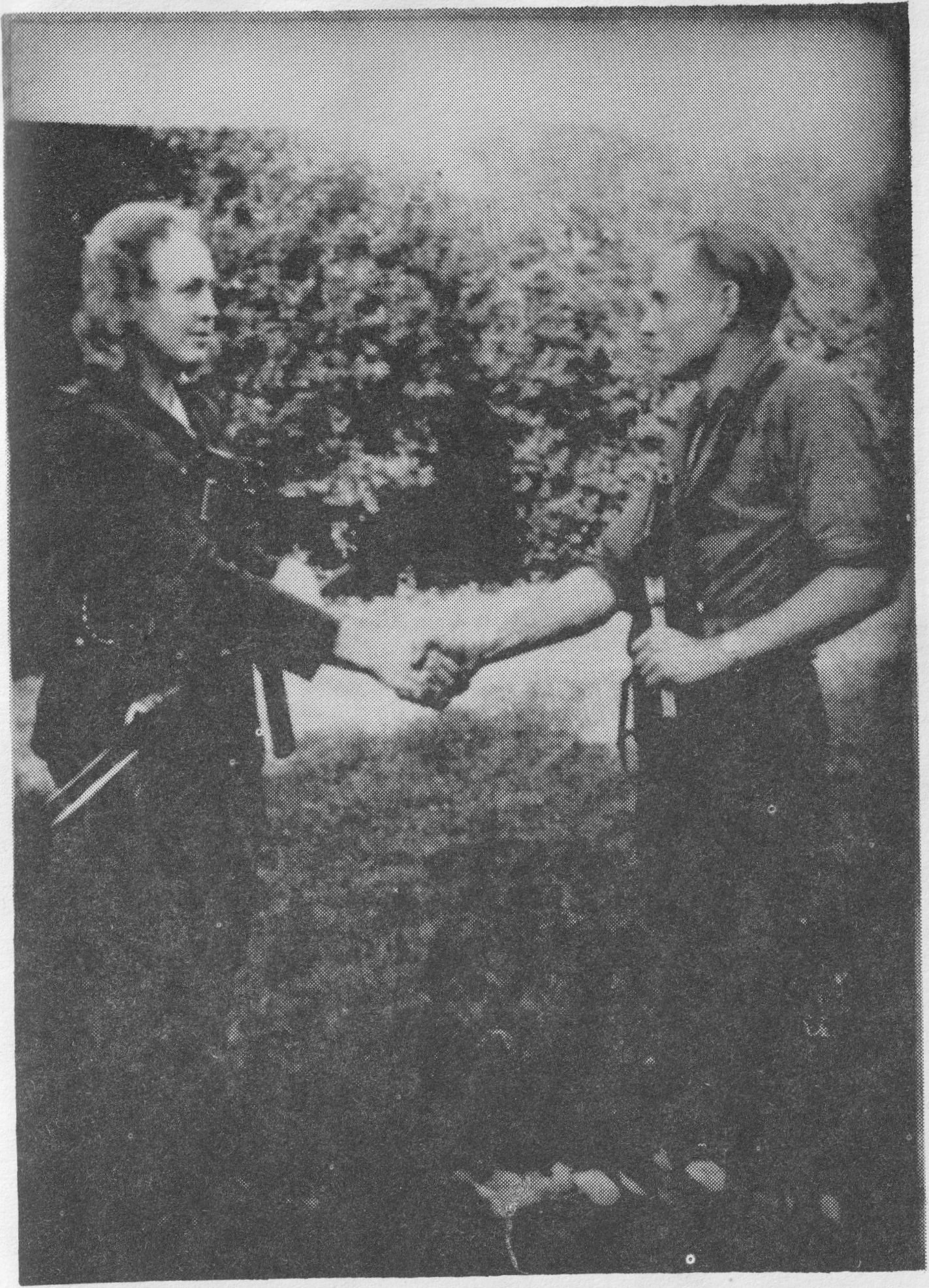 A.Kraujelis ir nežinomas partizanas.