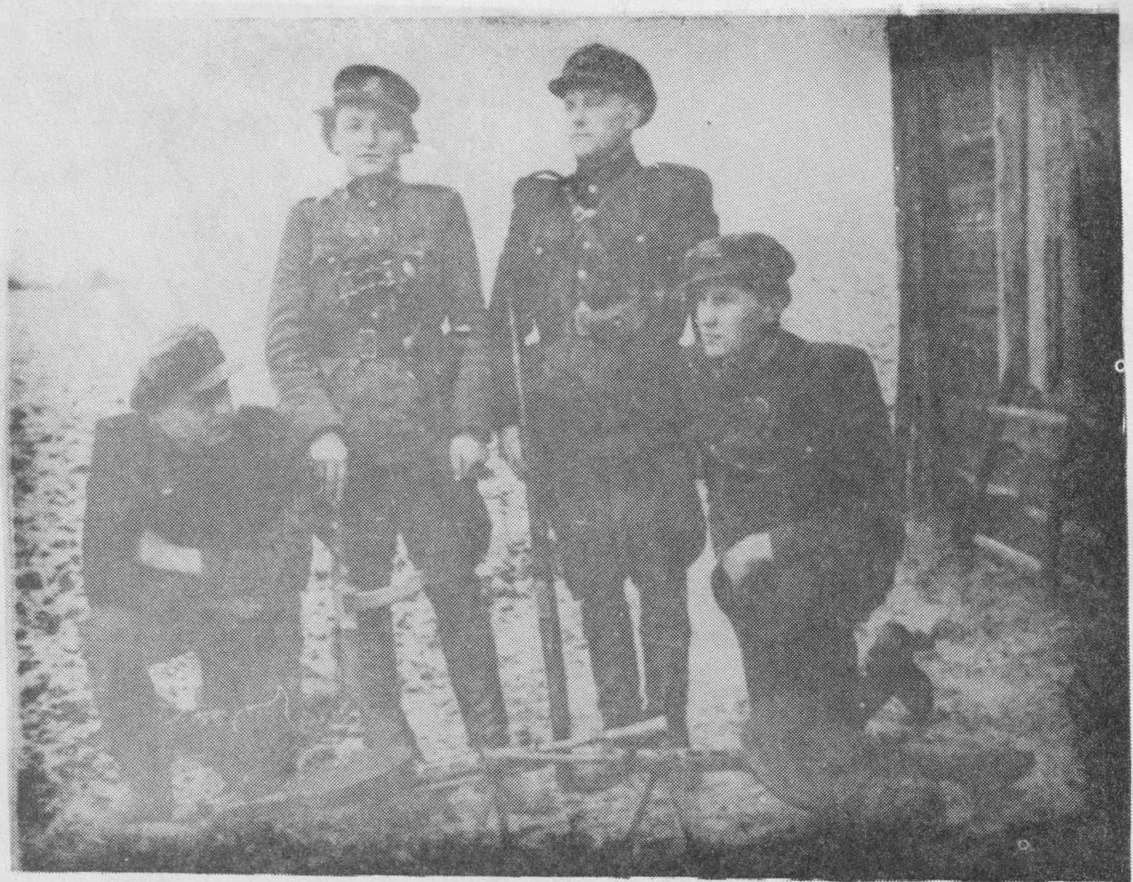 Iš kairės į dešinę: A.Petrėnas (Artaminas), V.Petronis (Klajūnas), B.Šikus(Vijūnas), J.Barčys(Viesulas). 1952 metų savasis. Iki paskutinių partizanų grupės likvidavimo liko tik apie 1,5 mėnesio. Išduos V.Petronis.