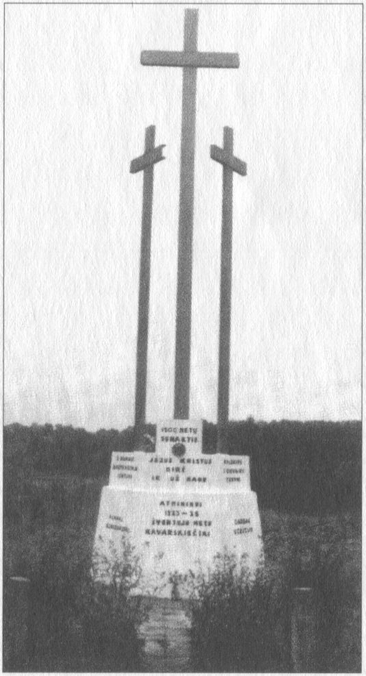 1933-1935 šventųjų metų atminimui pastatydino tris kryžius,