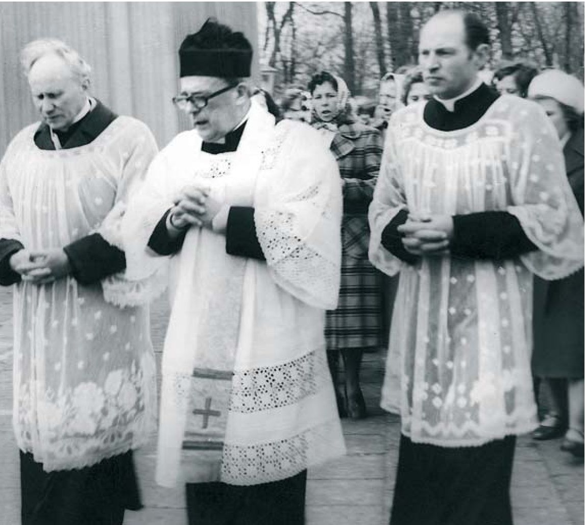 kun. Juozas Širvaitis, kun. Vincentas Vėlavičius ir „Kryžkalnio dekanas“ kun. Jonas Bučinskas