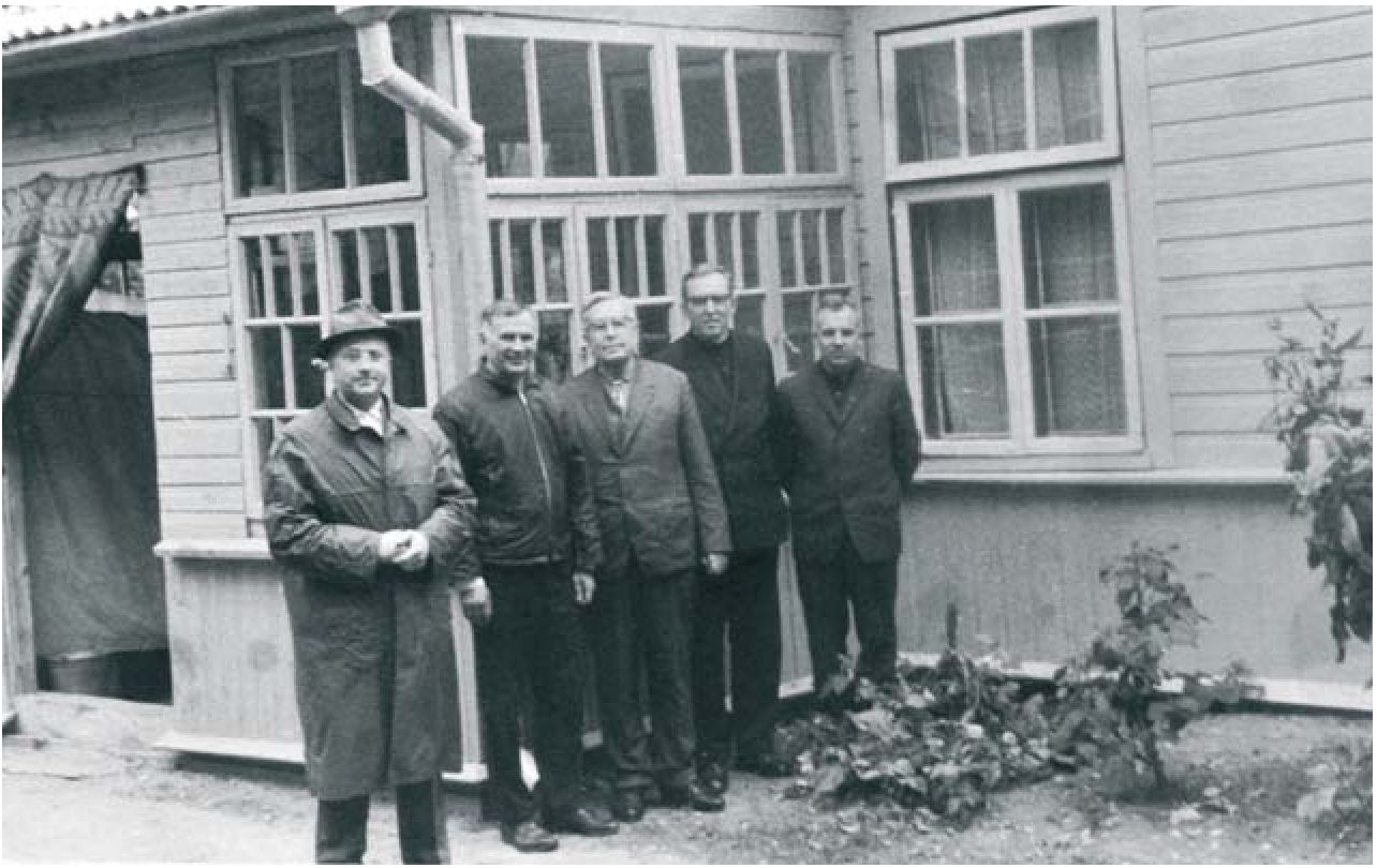 Prie Paluobių klebonijos.
