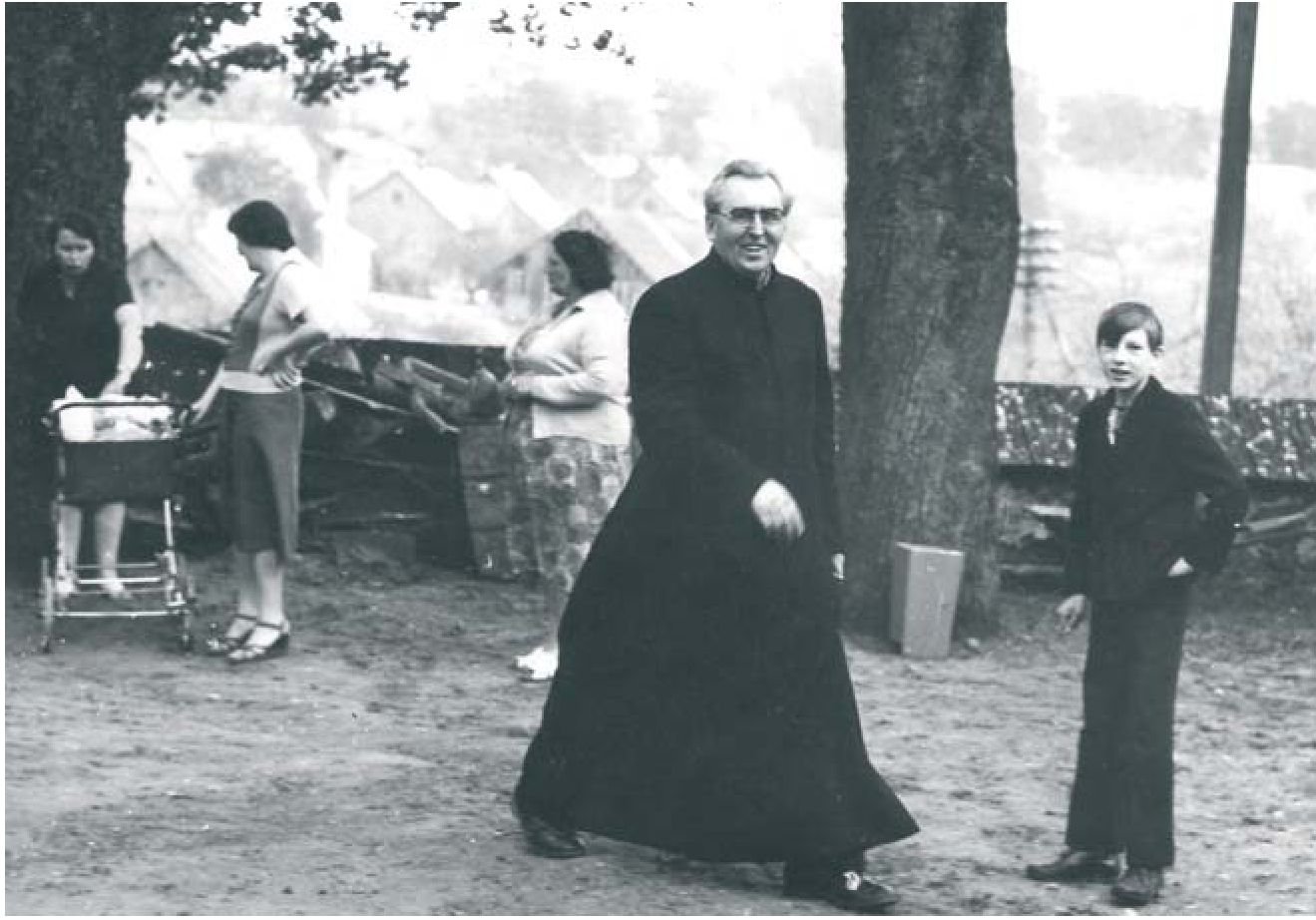Viduklės bažnyčios šventoriuje.