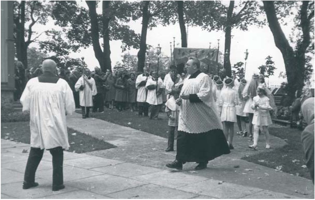 Procesija Viduklės bažnyčios šventoriuje