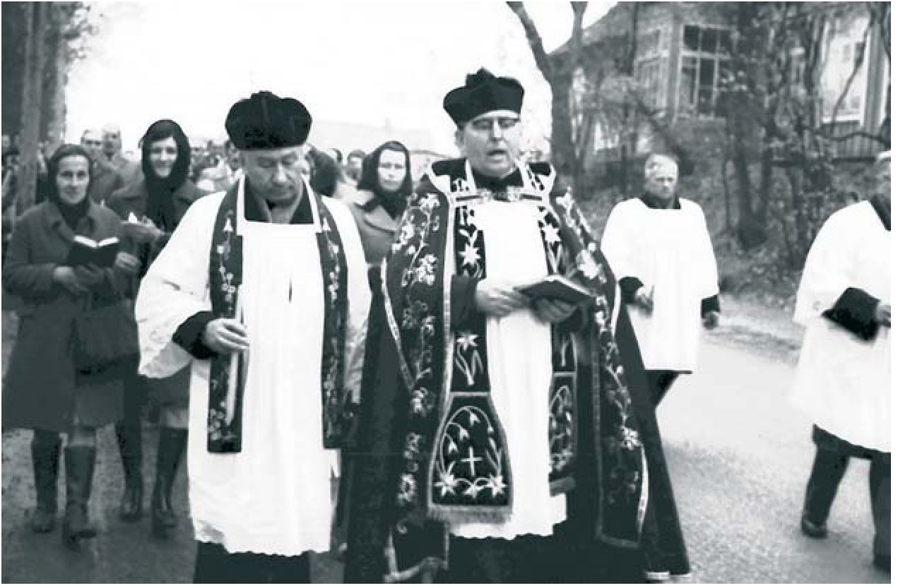 Vėlinių procesija į Viduklės kapines